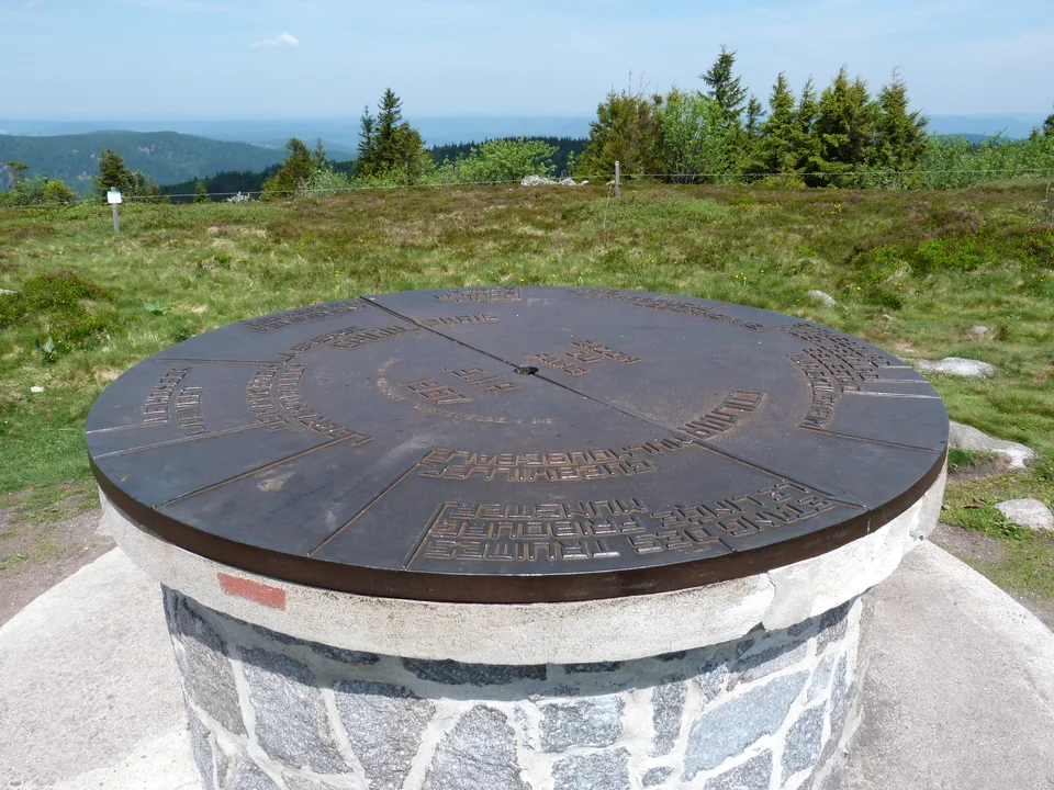 Table d’orientation du Gazon du Faing, devant les hautes-chaumes et la forêt.