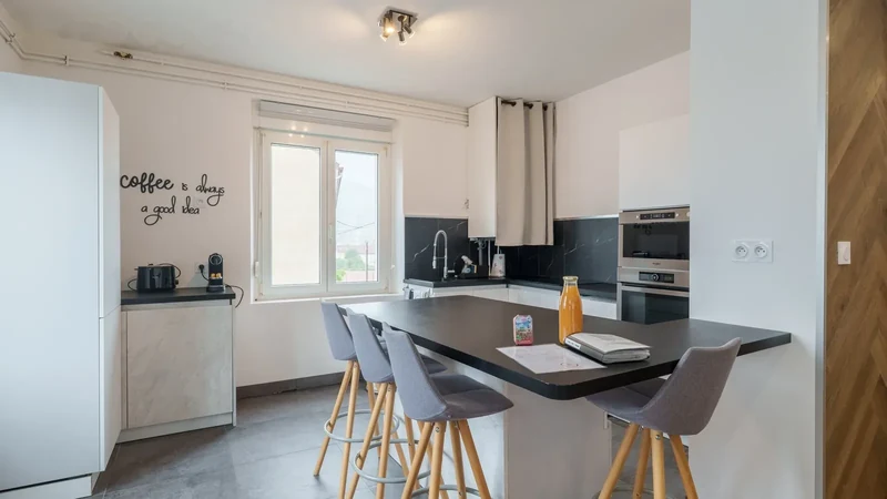 Cuisine équipée de l'appartement Trailbase avec bar et tabourets