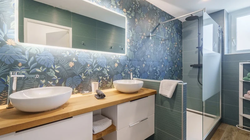 Salle d'eau avec double vasque et douche à l'italienne