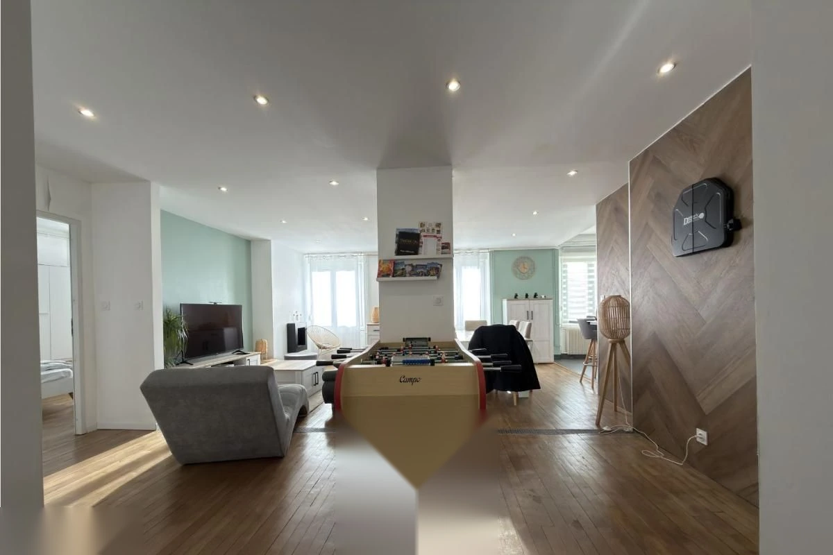 Salon lumineux de l'appartement Trailbase