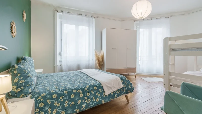 Chambre 1 avec lit double et lits superposés